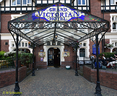 Glazed Canopy to Hotel Entrance.  by Michael Schouten. Published on 